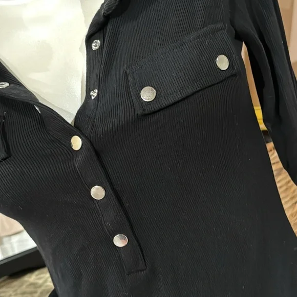 NWT Guess black silver button/snap up v neck collar 3/4 sleeve Medium RIBBED - Picture 6 of 14